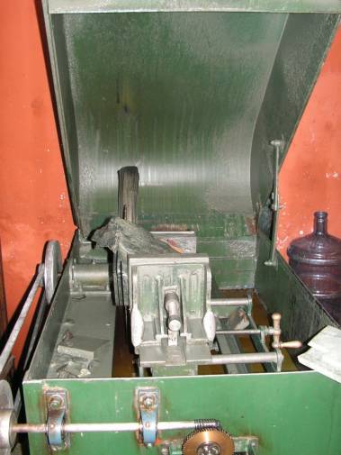 Machine à couper le jade.